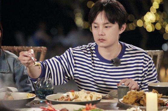 尹正一口春饼嚼121下什么梗