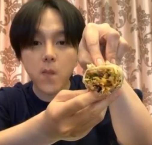 尹正一口春饼嚼121下什么梗