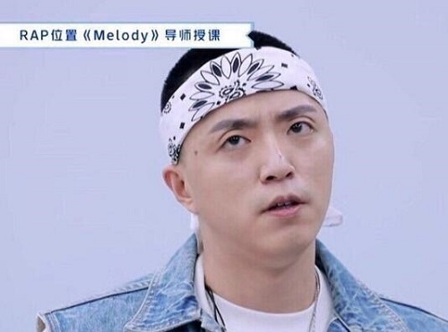 青春有你2淡黄的长裙蓬松的头发是什么梗