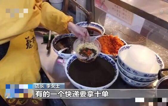 武汉大叔一次买8碗热干面