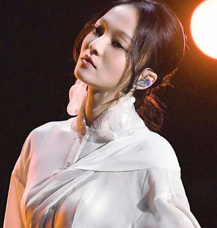 天赐的声音张韶涵耳饰精美绝伦