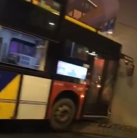 广州公交车撞隧道