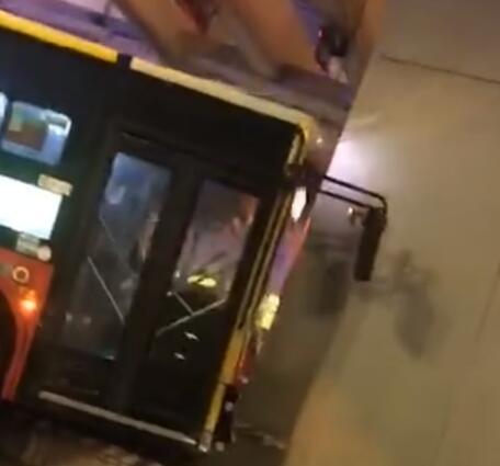 广州公交车撞隧道