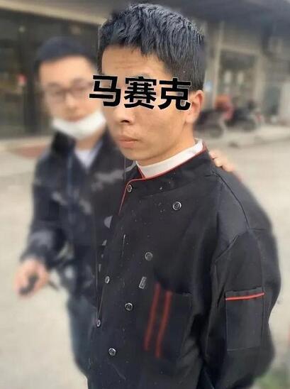 5岁女孩叉腰瞪眼吓退入室小偷