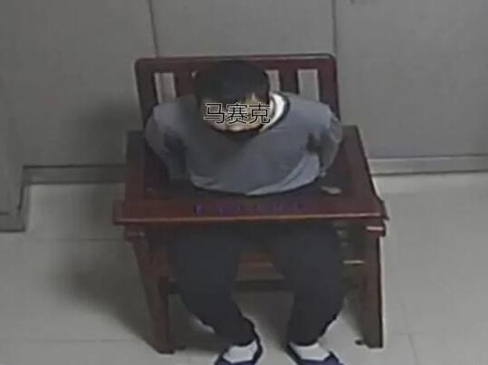 5岁女孩叉腰瞪眼吓退入室小偷
