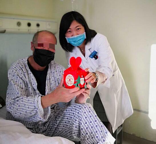 女医生为心脏骤停男子人工呼吸