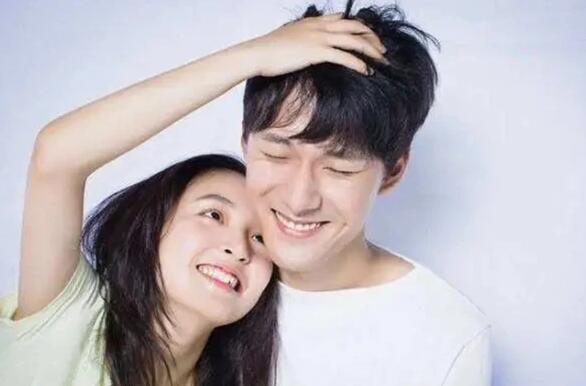 吴倩直播无名指戴戒指