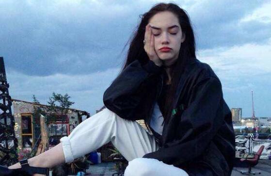 老公前妻总是赖我家不走