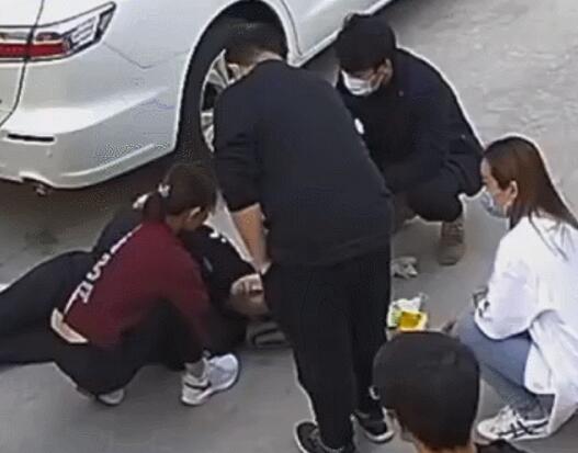 女医生飞奔抢救倒地保安
