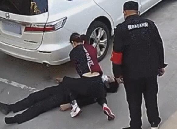 女医生飞奔抢救倒地保安
