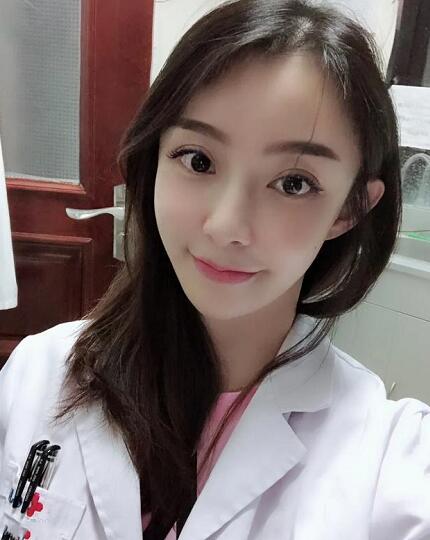 女医生飞奔抢救倒地保安