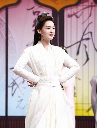 李沁挽张若昀胳膊引热议