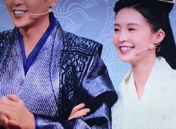 李沁挽张若昀胳膊引热议