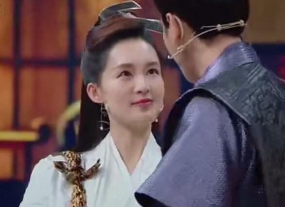 李沁挽张若昀胳膊引热议
