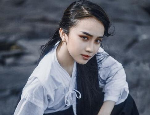 男友跟女闺蜜特别亲密