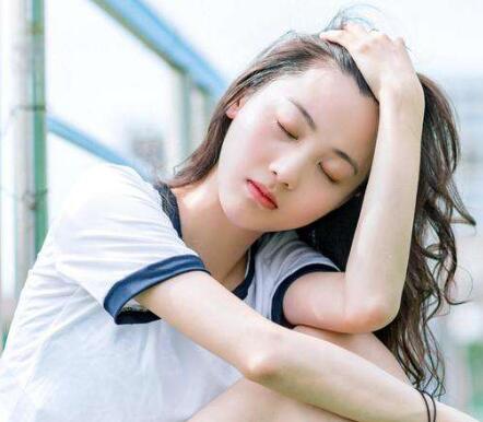 男友跟女闺蜜特别亲密