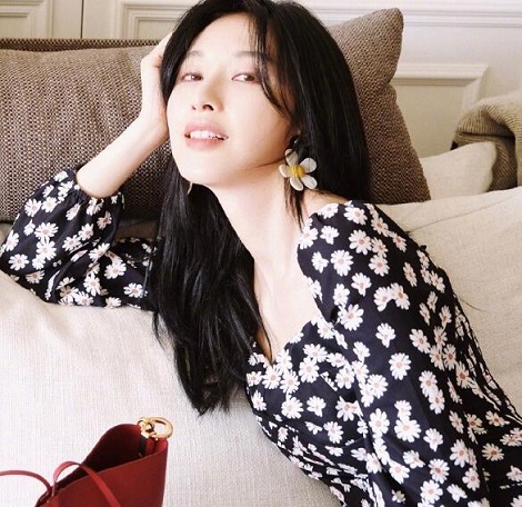 张俪居家写真小雏菊上衣搭配牛仔裤