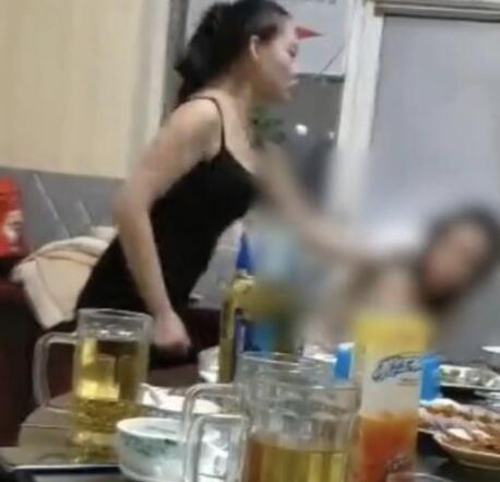 19岁女孩烧烤店殴打15岁女孩