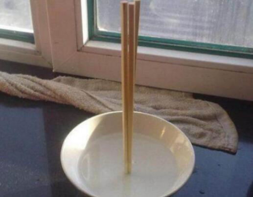 水中立筷子到底可信吗