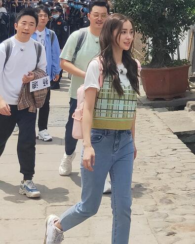 Angelababy穿抹茶绿背心录制跑男