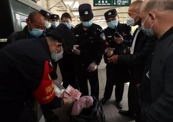 老人坐火车身上绑7万现金