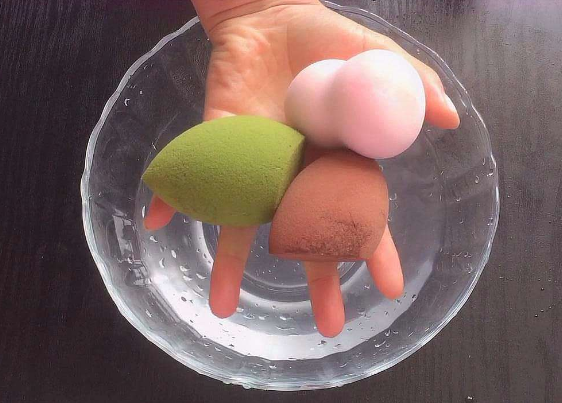 美妆蛋应该用什么东西洗