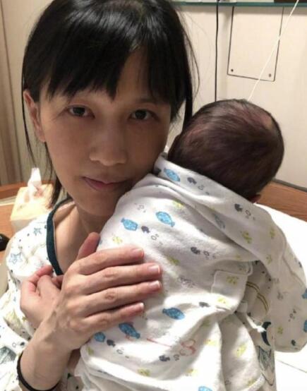 papi酱因孩子随父姓被网友嘲笑