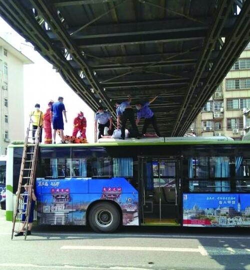 男子跳天桥被公交车接住