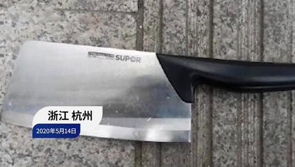 情侣吵架40楼扔菜刀砸中200万路虎
