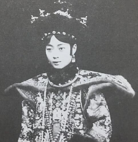 婉容为什么会疯的
