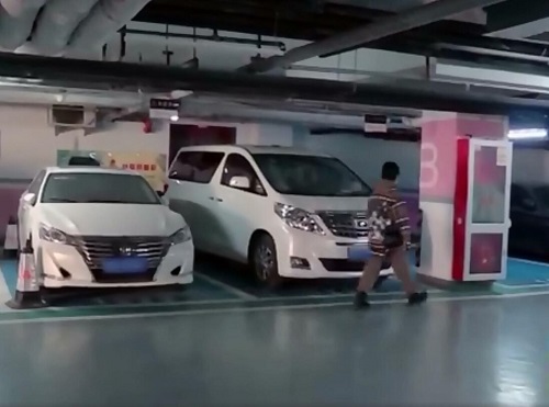 我要这样生活周笔畅开的什么车