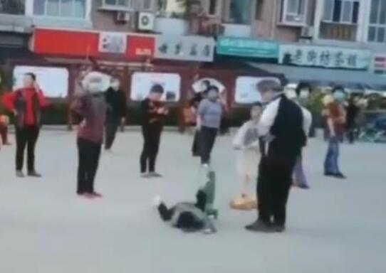 广场舞大妈故意绊倒5岁男童