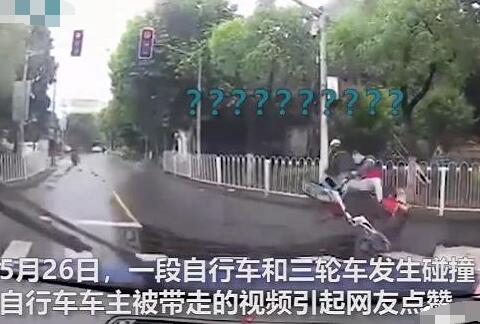 相撞瞬间骑车男子被三轮车带走