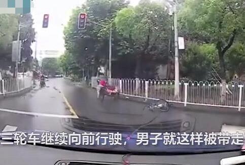 相撞瞬间骑车男子被三轮车带走