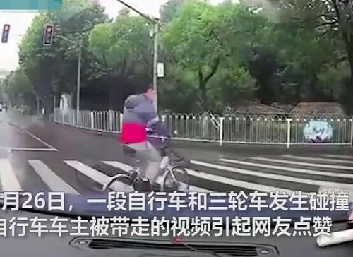 相撞瞬间骑车男子被三轮车带走