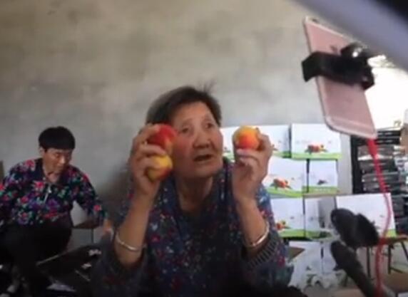 西安80岁奶奶直播带货
