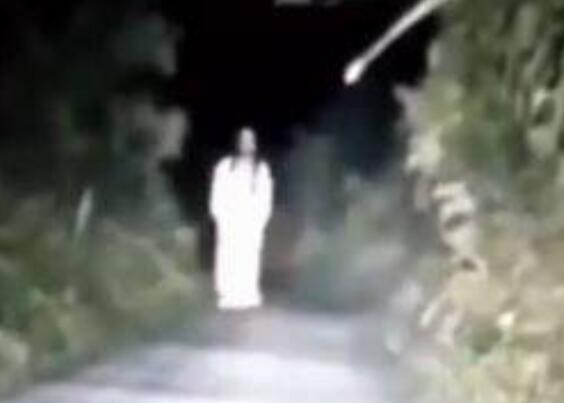 白衣女鬼追车吓哭司机