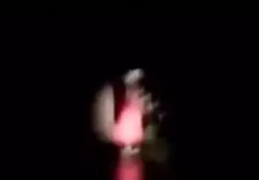白衣女鬼追车吓哭司机