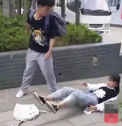 云南女生被多名男生殴打