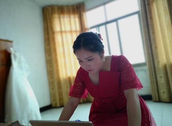 女教师在上网课间隙结婚 