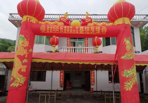 女教师在上网课间隙结婚 