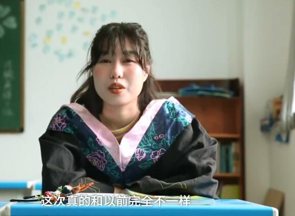 女生回校拍一个人的毕业照
