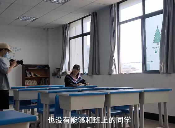 女生回校拍一个人的毕业照