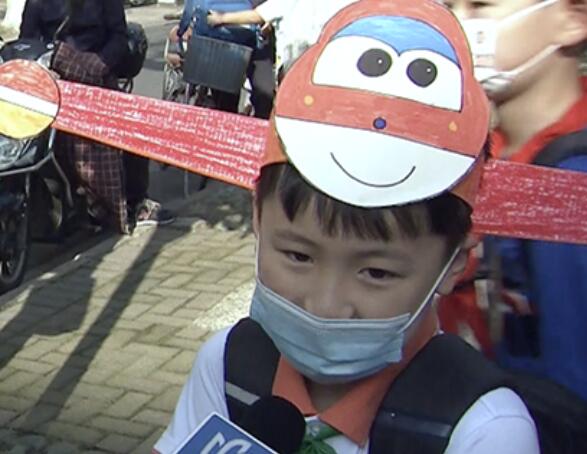 上海小学生戴一米帽返校