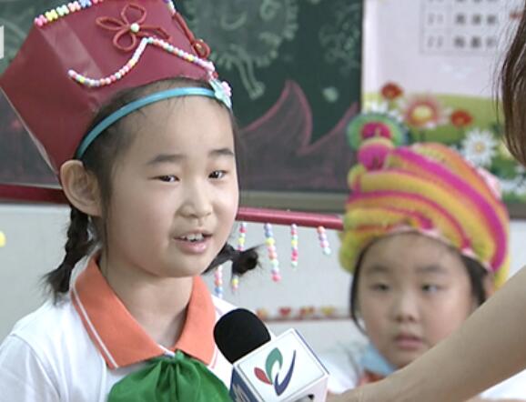 上海小学生戴一米帽返校