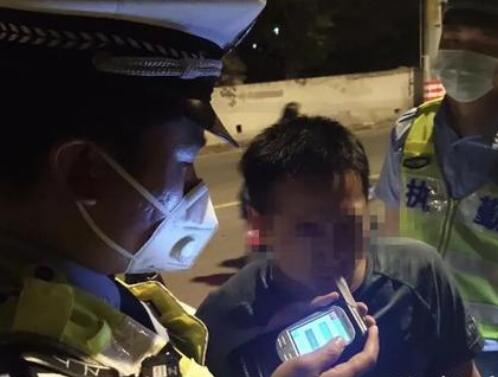 检测酒驾未达标男子扑交警怀里