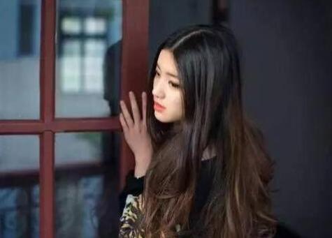 和女同学在车上