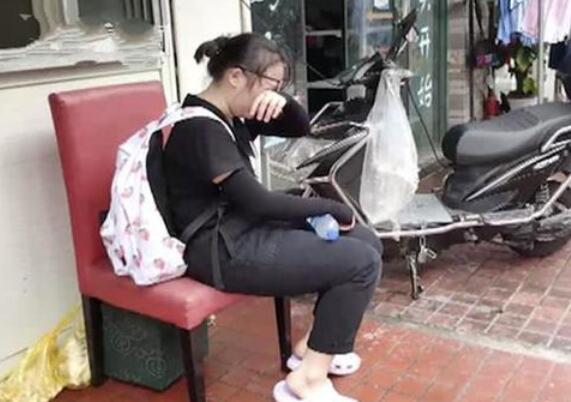 23岁医学生跪地边哭边救人