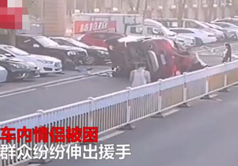 情侣酒驾翻车被救出后牵手离开