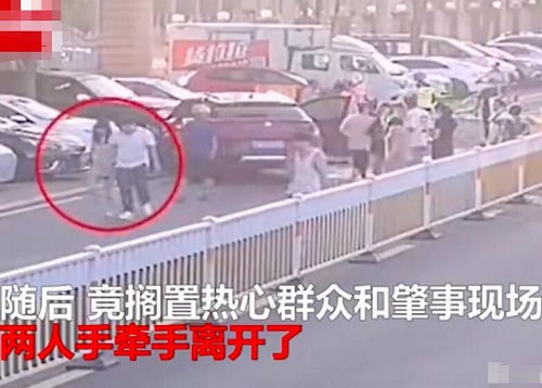 情侣酒驾翻车被救出后牵手离开
